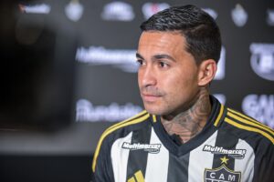 Dudu com camisa do Atltico (foto: Leandro Curi / EM / D.A. Press)