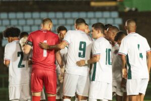 Jogadores de Ipatinga antes de partida do Mdulo 2 do Campeonato Mineiro (foto: Eude Aerton / Ipatinga)