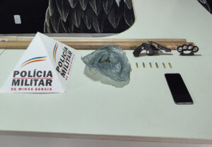 Revlver, drogas, bastes e soco ingls foram apreendidos em priso de torcedores do Cruzeiro em Ibirit (foto: PMMG)