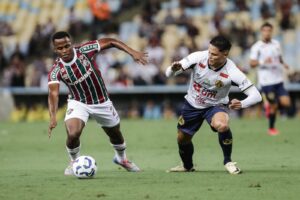Jogadores de Fluminense e Retr disputam bola (foto: Lucas Meron / Fluminense F.C.)