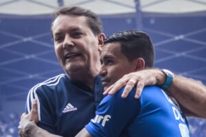 Pedrinho e Dudu se abraam durante a apresentao do jogador no Cruzeiro, em Janeiro (foto: Gustavo Aleixo / Cruzeiro)