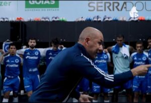 Leonardo Jardim em preleo para os jogadores do Cruzeiro (foto: Reproduo/TV Cruzeiro)