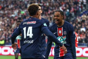 Jogadores do PSG comemoram gol na final da Copa da Frana (foto: Franck FIFE / AFP)