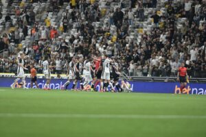 Jogadores de Atltico e Corinthians em confuso durante jogo (foto: Leandro Couri/EM/D.A Press)