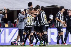 Jogadores do Santos comemoram gol no Barrado (foto: Divulgao/Santos)