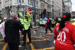 Policiais em desfile de campeo do Liverpool (foto: Darren Staples / AFP)