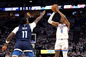 Lance do jogo entre Tiberwolves e Thunder pela final da Conferncia Oeste da NBA (foto: David Berding/AFP)