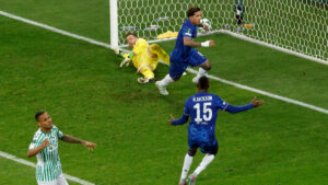 Jogadores do Chelsea comemoram gol sobre o Btis (foto: Wojtek RADWANSKI / AFP)