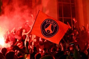 Torcedores do PSG comemoram ttulo da Champions League em Paris (foto: Hugo MATHY / AFP)