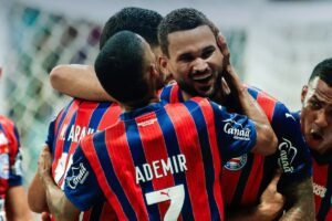 Jogadores do Bahia comemoram gol (foto: Divulgao/Bahia)
