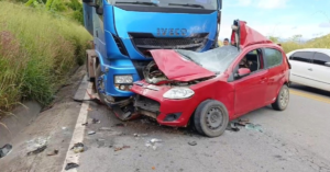 Mulher morre em acidente entre carro e carreta na BR-116, em Itambacuri | Vales de Minas Gerais