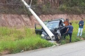 Acidente em Coronel Fabriciano: motorista desmaia e colide com poste