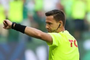 Acusações entre diretores de Flamengo e Palmeiras sobre invasão em vestiário de árbitros