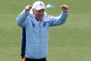 Carlo Ancelotti em treino do Real Madrid (foto: OSCAR DEL POZO / AFP)