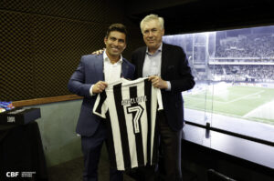 Ancelotti posa com camisa do Botafogo em camarote do Estdio Nilton Santos (foto: Rafael Ribeiro/CBF)