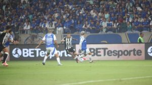 Arana em ao pelo Atltico contra o Cruzeiro (foto: Alexandre Guzanshe/EM/D.A Press)