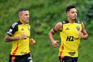 Guilherme Arana e Gabriel Menino durante treino na Cidade do Galo (13/5/2025) (foto: Paulo Henrique Frana/Atltico)