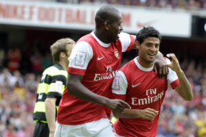 Jay Emmanuel-Thomas comemora gol de Carlos Vela, em jogo do Arsenal contra o Celtic, em 2010 (foto: OLLY GREENWOOD/AFP)