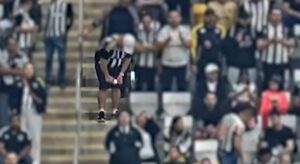 Torcedor do Atltico acendeu bomba em um dos setores da Arena MRV durante jogo contra o Cienciano-PER (foto: Reproduo)
