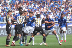 Jogadores de Atltico e Cruzeiro durante clssico no Mineiro (foto: Edsio Ferreira/EM/DA.Press)