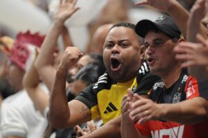 Torcedores do Atltico comemoram virada emocionante sobre o Fluminense no retorno  Arena MRV (foto: Alexandre Guzanshe/EM/D.A. Press.)