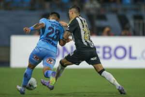 Jogadores de Deportes Iquique e Atltico em disputa de bola (foto: Pedro Souza/Atltico)