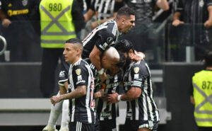 Arana comemora gol com jogadores do Atltico na Arena MRV (foto: Alexandre Guzanshe/EM/D.A Press)