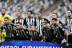 Jogadores do Atltico posicionados para foto na Arena MRV antes de duelo contra o Caracas pela Sul-Americana (foto: Alexandre Guzanshe/EM/D.A. Press)