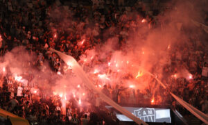 Torcida do Atltico acendeu sinalizadores em duelo contra o Fluminense na Arena MRV (foto: Alexandre Guzanshe/EM/D.A. Press)