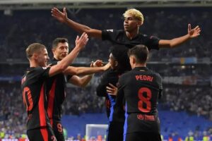 Jogadores do Barcelona celebram gol