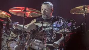 Baterista do System Of A Down é fotografado ajudando idosas no Rio de Janeiro