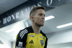Bernard em treino na Cidade do Galo (foto: Pedro Souza/Atltico)