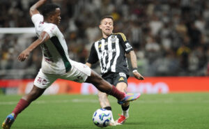 Bernard em ao pelo Atltico diante do Fluminense (foto: Alexandre Guzanshe/EM/D.A. Press)