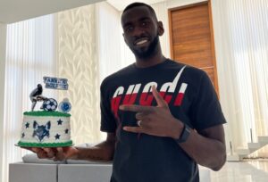 Atacante Bolasie com bolo do Cruzeiro (foto: Reproduo/Instagram)