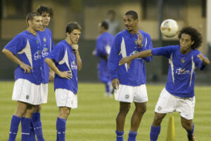 Luizo, Kak, Juninho Paulista, Vampeta e Ronaldinho em treino da Seleo Brasileira durante a Copa do Mundo de 2002 (foto: DAVID GUTTENFELDER/AFP)