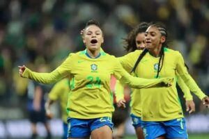 Dudinha comemorando gol pela Seleção contra o Japão