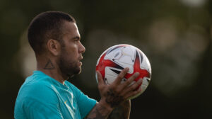 Ex-jogador Daniel Alves com bola na mo (foto: Lucas Figueiredo/CBF)