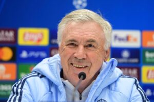 Carlo Ancelotti sorri durante entrevista (foto: Piero Cruciatti/AFP)
