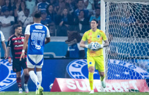 Cssio, goleiro do Cruzeiro, durante vitria por 2 a 1 sobre o Flamengo, pelo Brasileiro (foto: Gustavo Aleixo/Cruzeiro
)