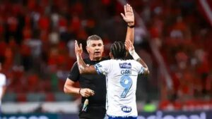 CBF retira árbitro Marcelo de Lima Henrique do VAR após protesto do Cruzeiro