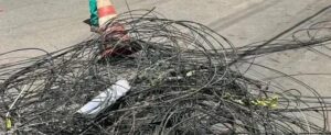 Cemig retira 3,6 toneladas de cabos de telecom irregulares em Minas