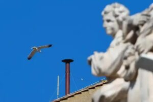 Chaminé na Capela Sistina é instalada para eleição do novo papa