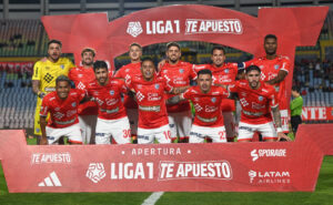 Christian Cueva (terceiro da esquerda para a direita na fileira de baixo da foto) lidera boa fase do Cienciano (foto: Divulgao/Cienciano)