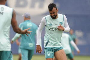 Fabrcio Bruno, zagueiro do Cruzeiro, em treinamento na Toca da Raposa (foto: Alexandre Guzanshe/EM/D.A. Press)
