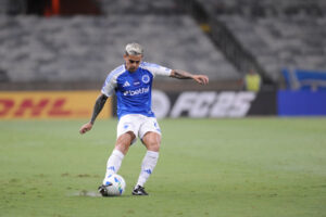 Fagner, lateral-direito do Cruzeiro, em jogo no Mineiro (foto: Alexandre Guzanshe/EM/DA Press)