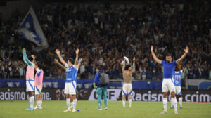 Jogadores do Cruzeiro cumprimentando a torcida aps vitria no Mineiro (foto: Alexandre Guzanshe/EM/D.A. Press)