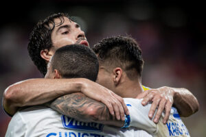 Jogadores do Cruzeiro comemorando gol no Fortaleza (foto: Samuel Andrade)
