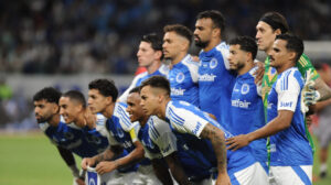Jogadores do Cruzeiro em pose para foto antes de vitria sobre o Vila Nova, pela Copa do Brasil (foto: Alexandre Guzanshe/EM/D.A. Press)