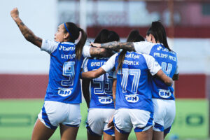 Jogadoras do Cruzeiro comemorando gol sobre Ferroviria (foto: Gustavo Martins/Cruzeiro)