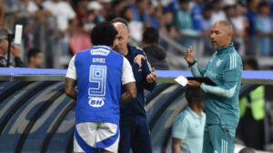 Tcnico do Cruzeiro, Leonardo Jardim conversando com Gabigol, atacante, em vitria sobre o Flamengo, no Mineiro (foto: Ramon Lisboa/EM/D.A Press)